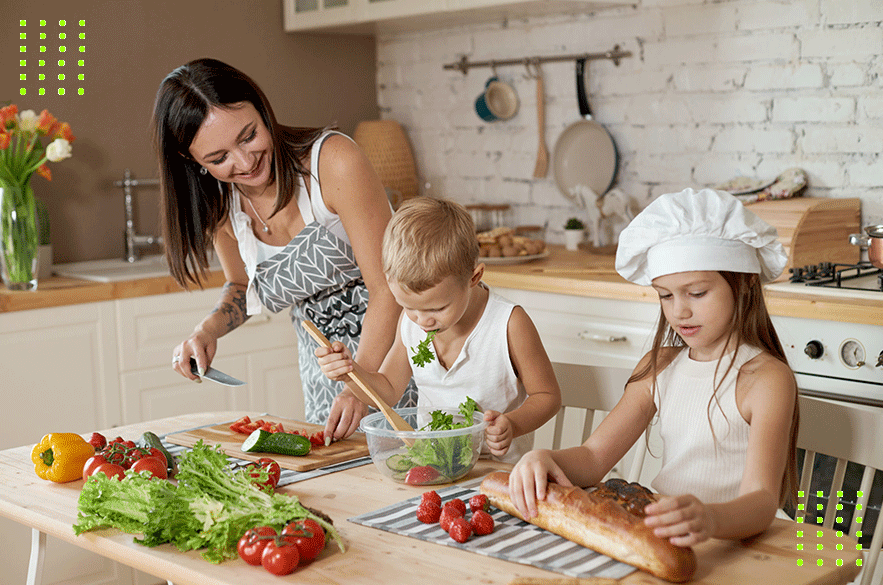Adulto ensinando crianças a se alimentar de forma saudável Alimentação saudável quando criança