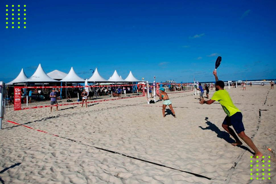 Pessoas jogando Beach Tennis no torneio de Atlântida
