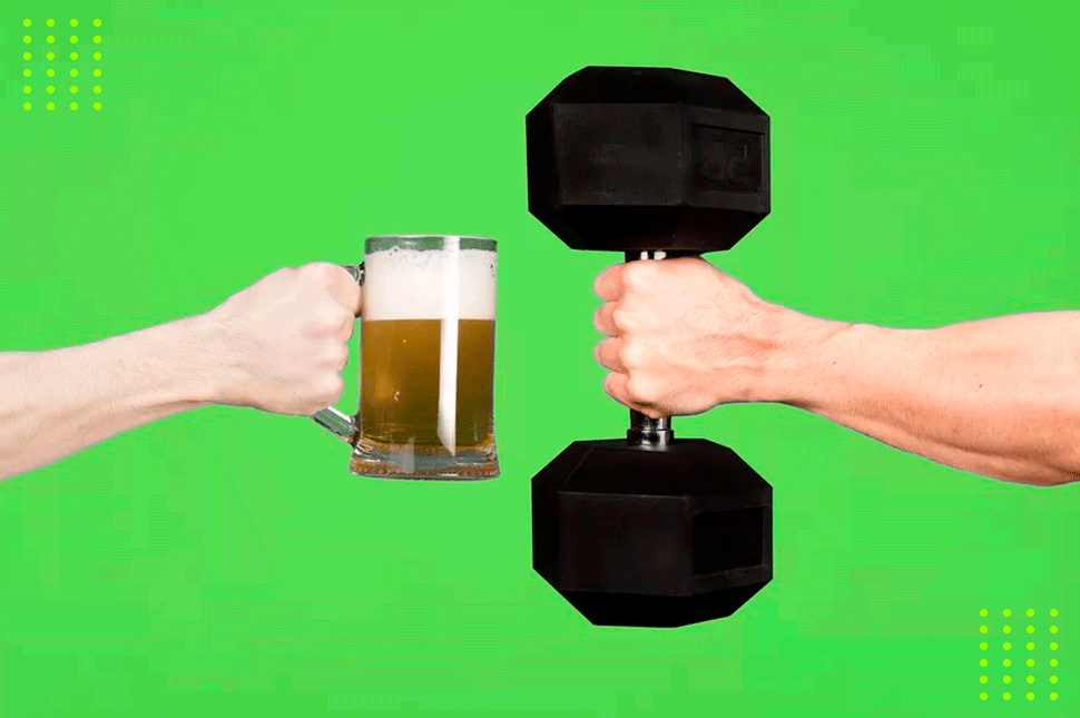 Caneco de cerveja e halter para demonstrar a relação entre beber e a academia