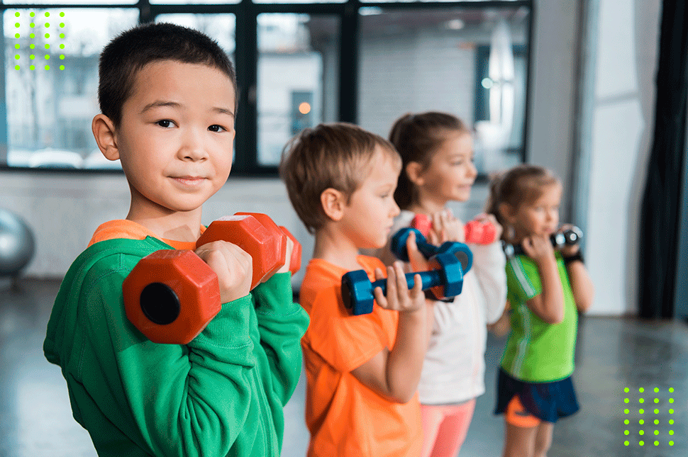 Musculação para crianças, quando é a hora certa de começar? Crianças segurando pesos para realizar treinos de musculação 